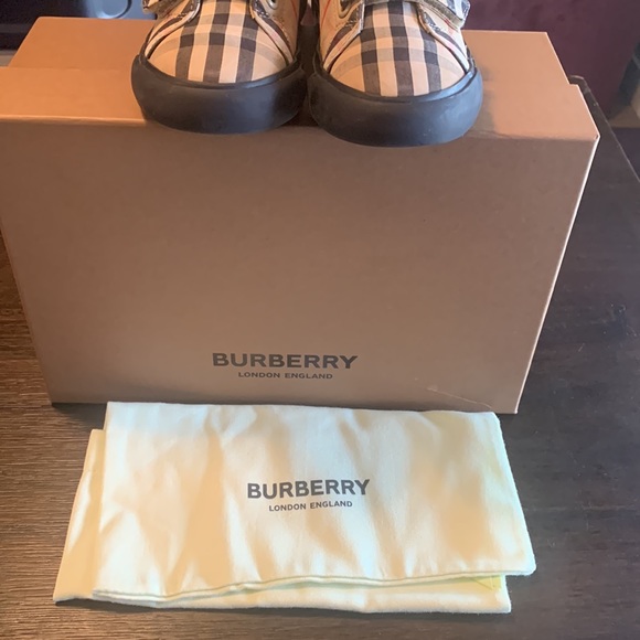 Burberry Shoes - Kids size 29 - Picture 8 of 8